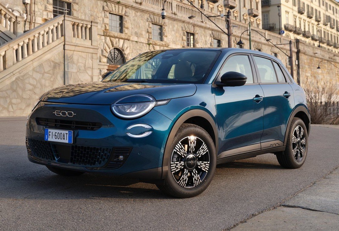 City car compatta per noleggio lungo termine